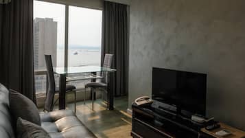 Suite, 1 habitación | Zona de estar | Una televisión de pantalla plana