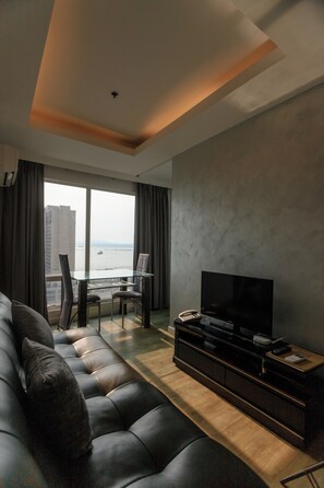 Suite, 1 Schlafzimmer | Wohnbereich | Flachbildfernseher