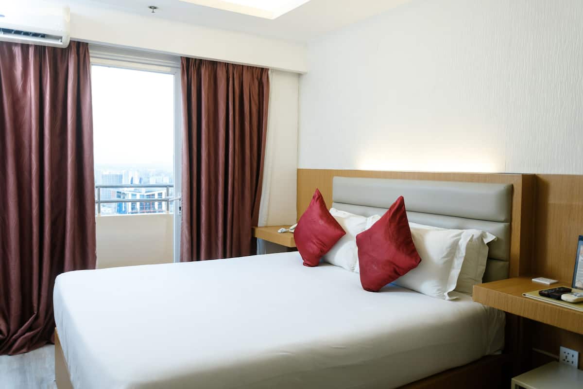 Club Suite | 1 bedroom, hypo-allergenic bedding, in-room safe, individually decorated