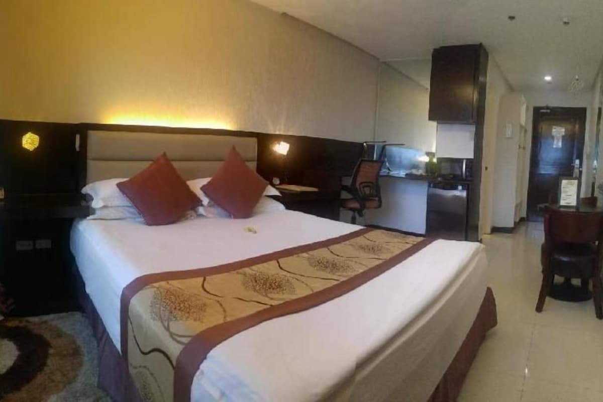 Hypo-allergenic bedding available, in-room safe, laptop workspace