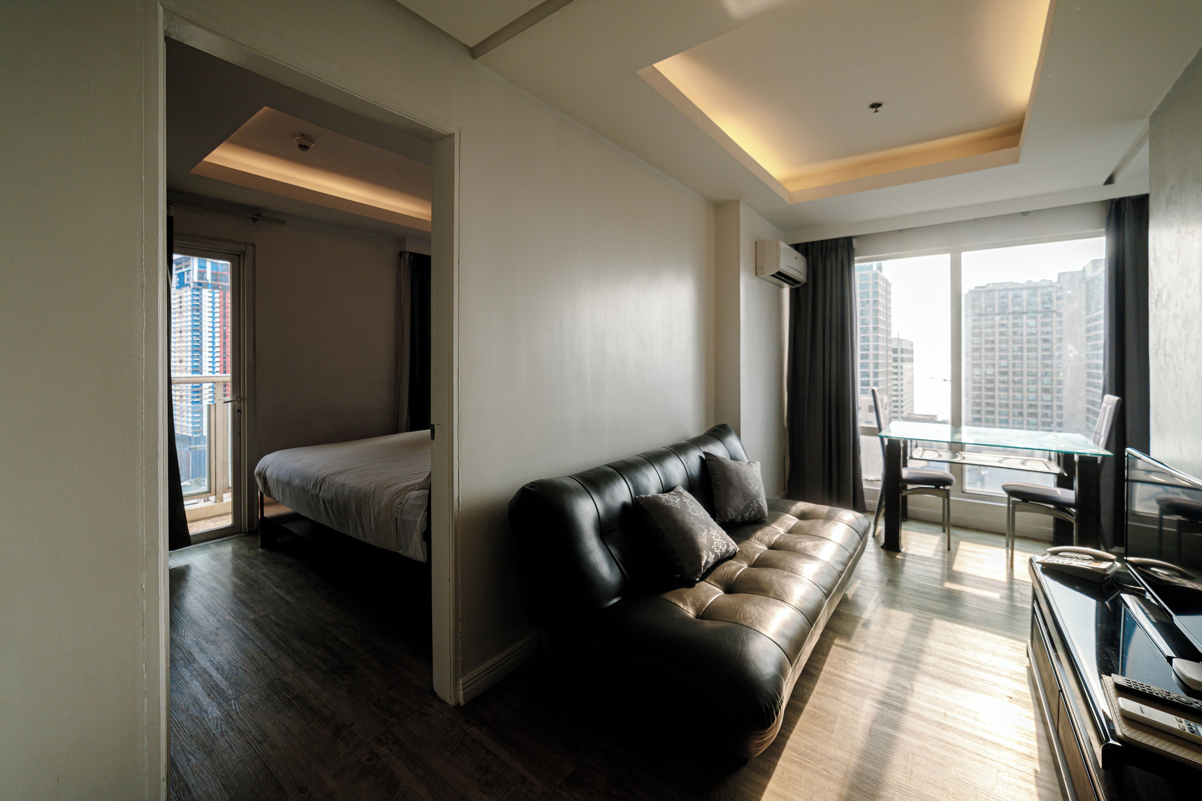 Ropa de cama hipoalergénica y caja de seguridad en la habitación 