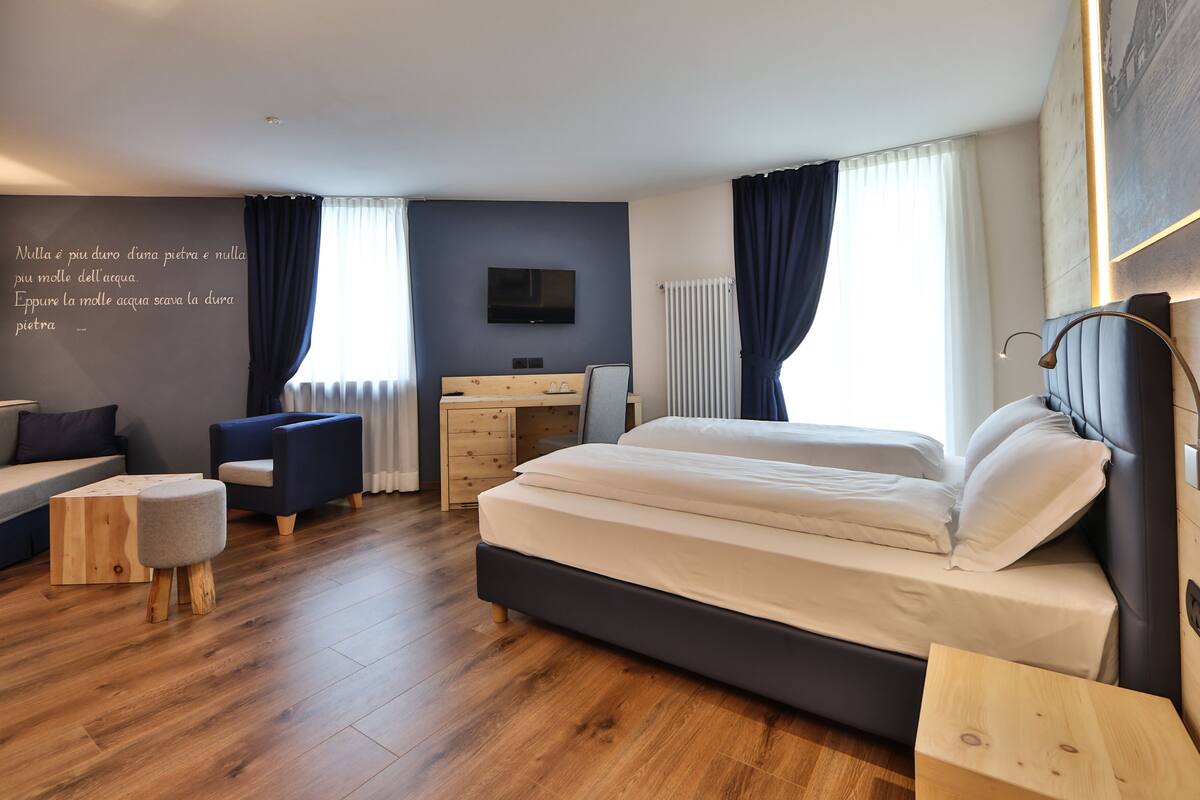 Suite – junior (Lake) | Minibar, safe på rommet, skrivebord og lydisolert