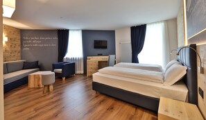 Junior Suite (Lake) | Minibar, in-room safe, desk, soundproofing