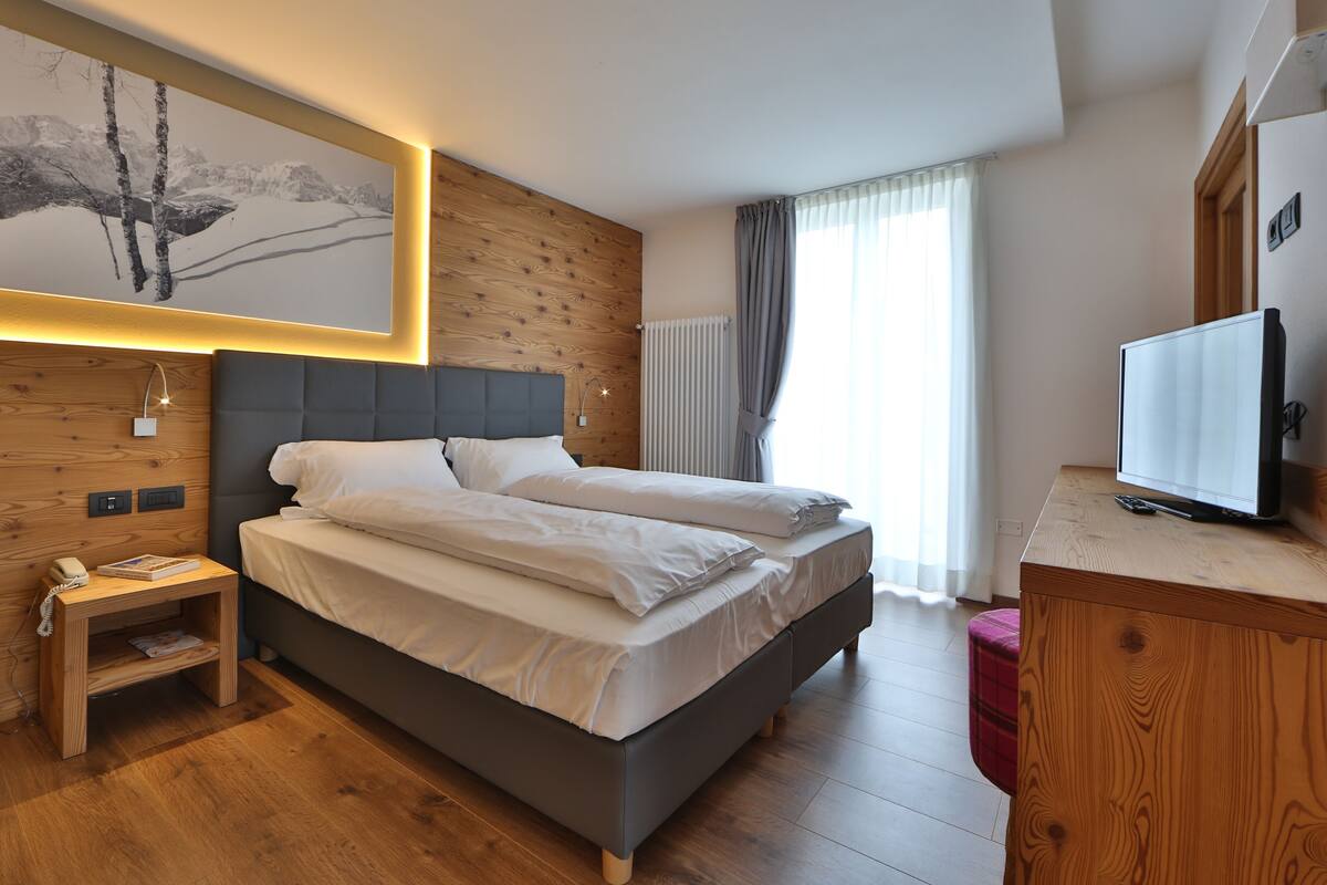 Suite (Mountain) | Minibar, safe på rommet, skrivebord og lydisolert