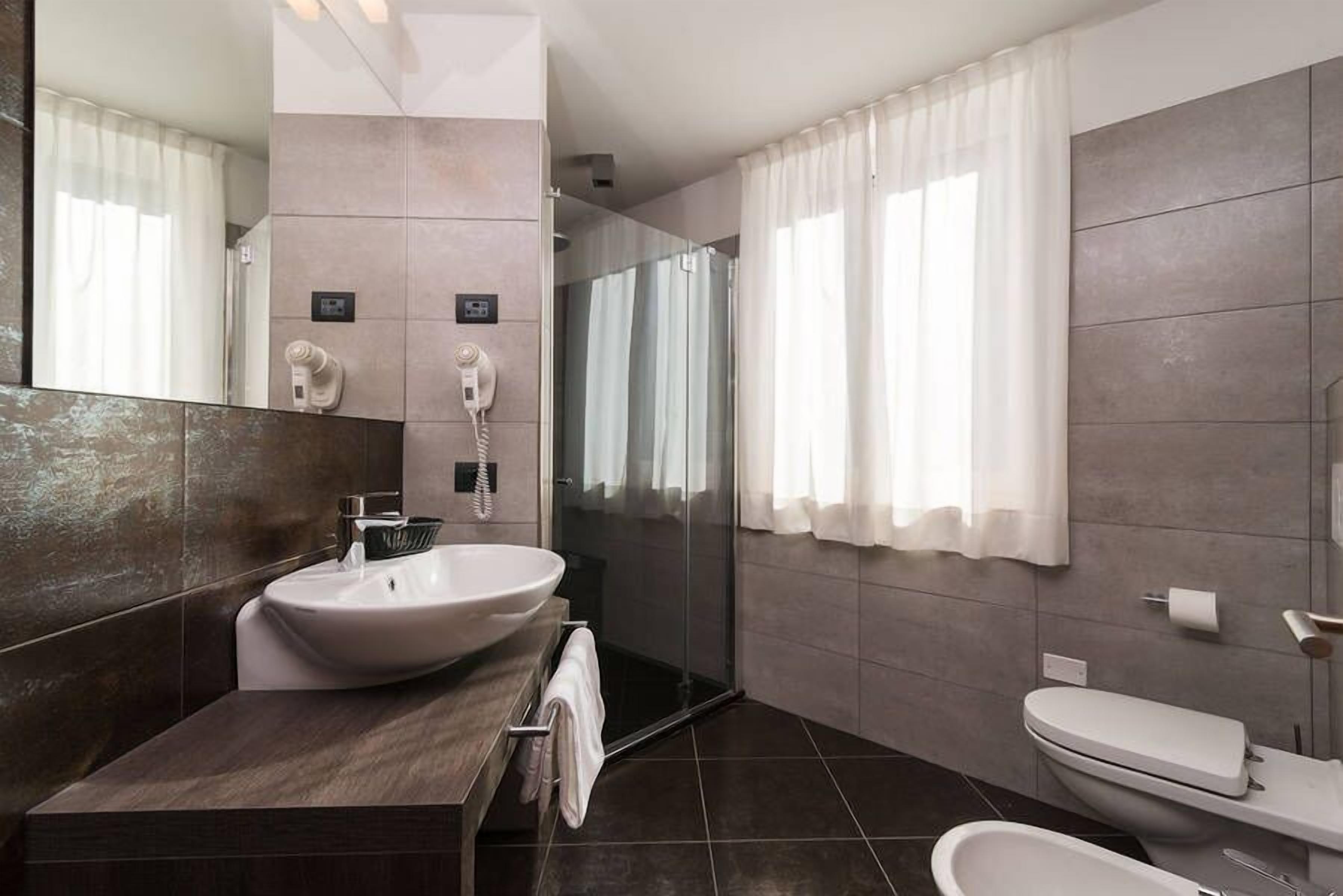 junior suite (lake) | bathroom | shower, free toiletries, hair dryer, bidet