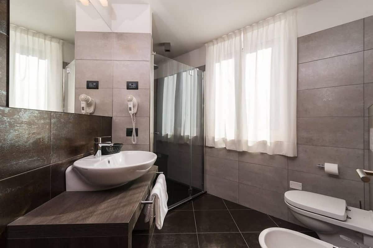 junior suite (lake) | bathroom | shower, free toiletries, hair dryer, bidet