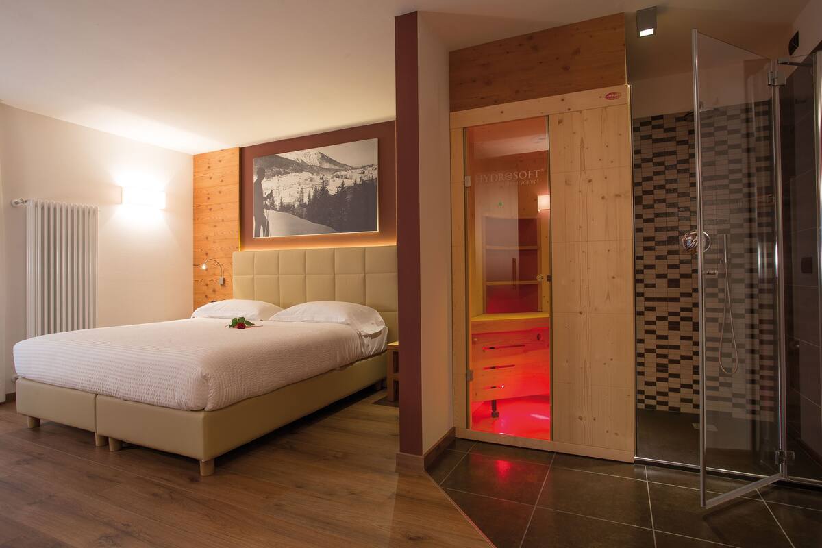 Suite, badstue (Mountain) | Minibar, safe på rommet, skrivebord og lydisolert