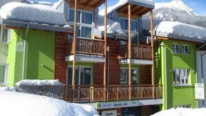 A multi-story hotel with balconies and a sign indicating 'Zenith Après ski'. - Sassdei My Active Suite Hotel (Andalo)