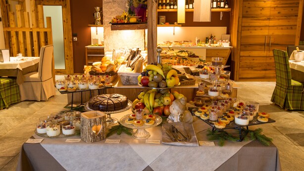 A buffet with various desserts and fruits. - Sassdei My Active Suite Hotel (Andalo)