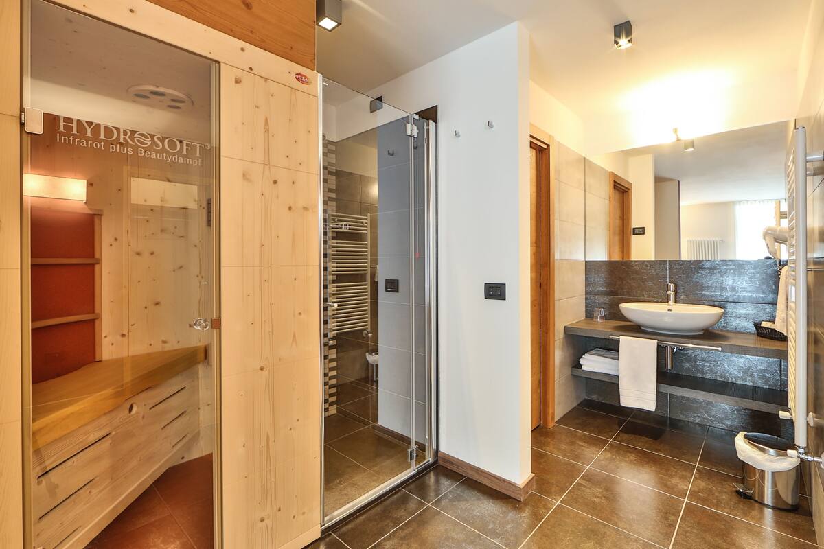 suite, sauna (mountain) | bathroom | shower, free toiletries, hair dryer, bidet