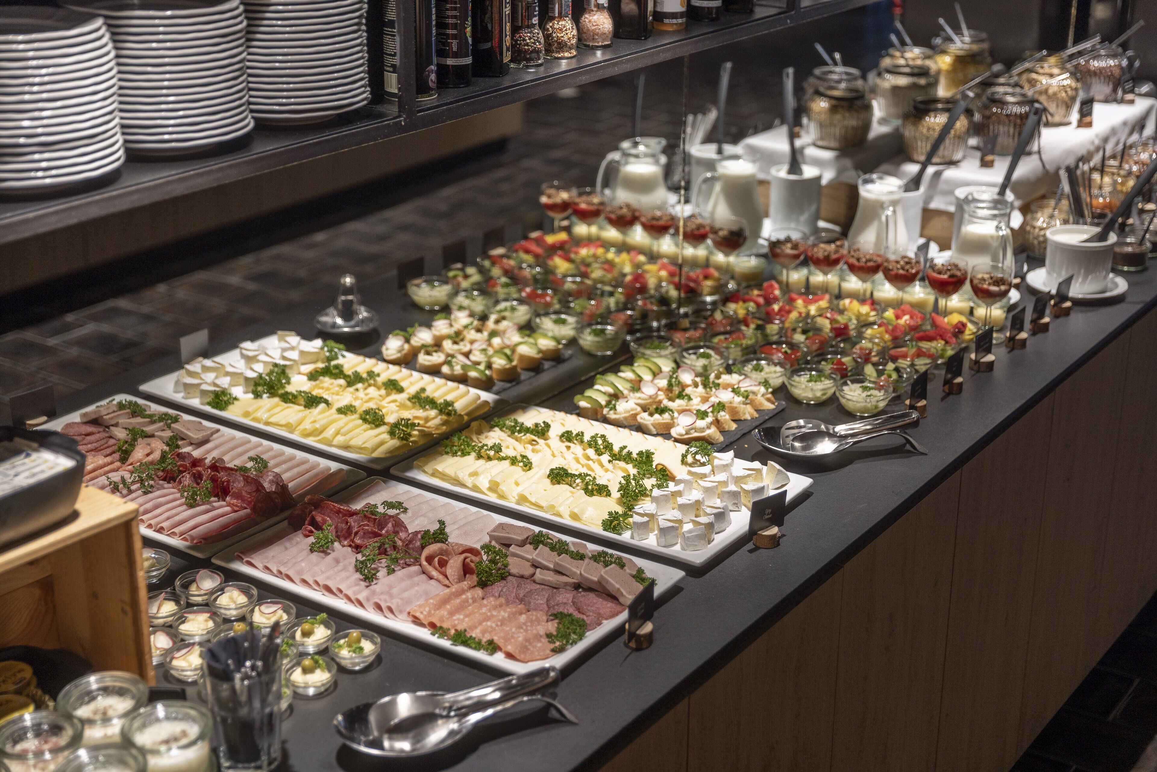 Un bufé con diversos alimentos y bebidas.