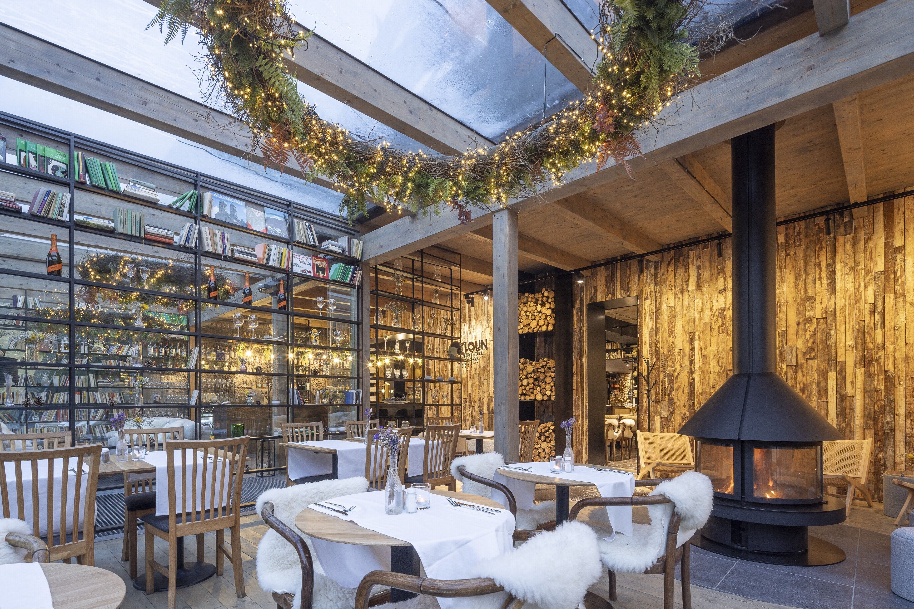 Breakfast, lunch, dinner served; international cuisine, alfresco dining 