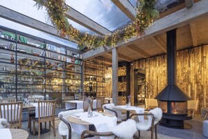 供应早餐、午餐和晚餐，国际美食，室外就餐