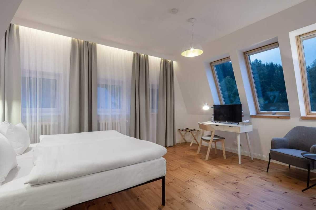 Allergitestet sengetøy, minibar, safe på rommet og skrivebord