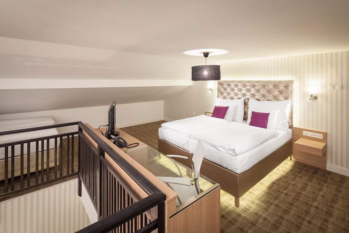 Deluxe Duplex, Balcony | 1 bedroom, hypo-allergenic bedding, minibar, in-room safe