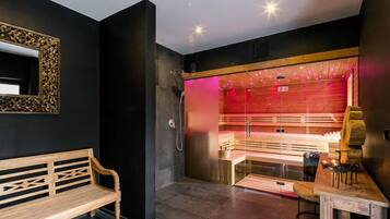 Un baño moderno con un banco de madera, una sauna y un espejo.
