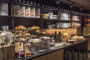Se ofrece un desayuno bufé todos los días (por un coste adicional)