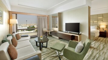 Ropa de cama de alta calidad y caja de seguridad en la habitación 