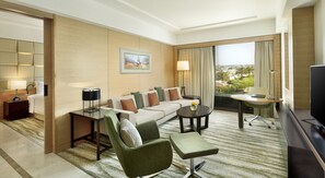 Literie de qualité, coffre-fort, bureau, fer et planche à repasser