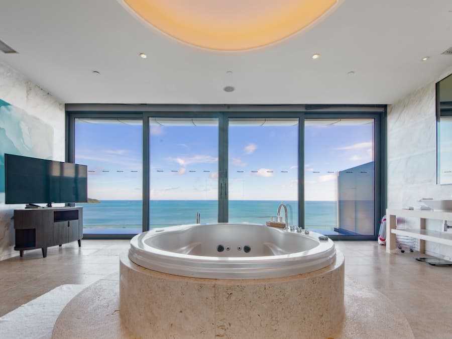 Presidentiรซle suite, 2 slaapkamers, uitzicht op oceaan | Badkamer | Een aparte badkuip en douche, een diep bad, een regendouche