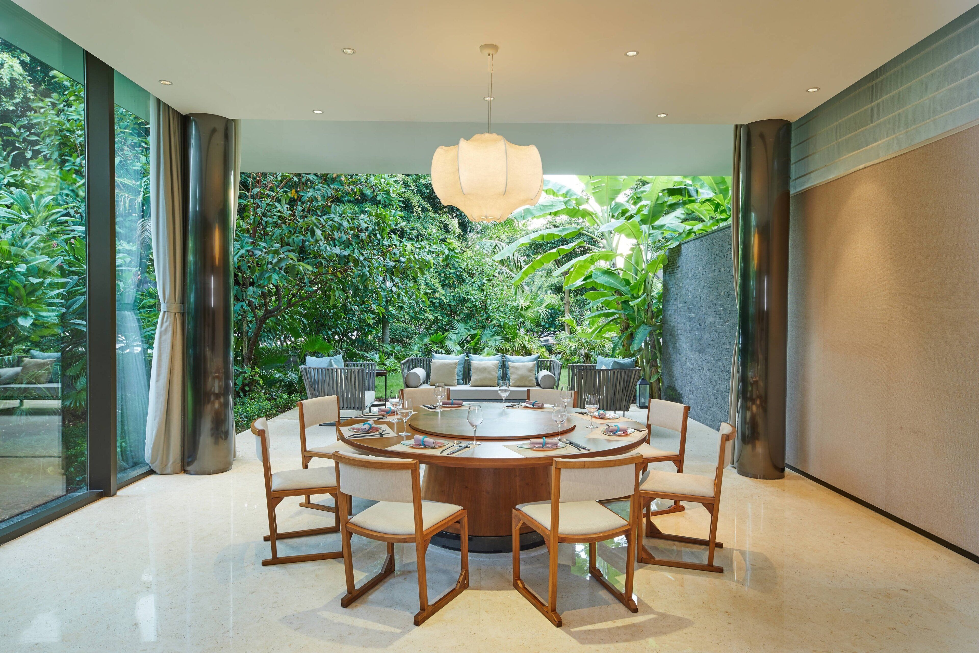 3 restaurants, breakfast, lunch, dinner served; chinese cuisine