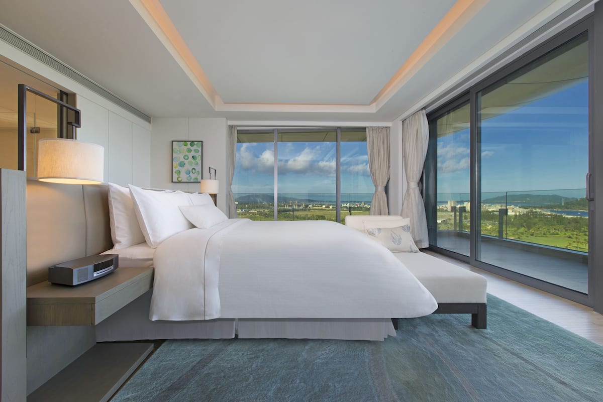 premium bedding, down duvets, free minibar, in-room safe