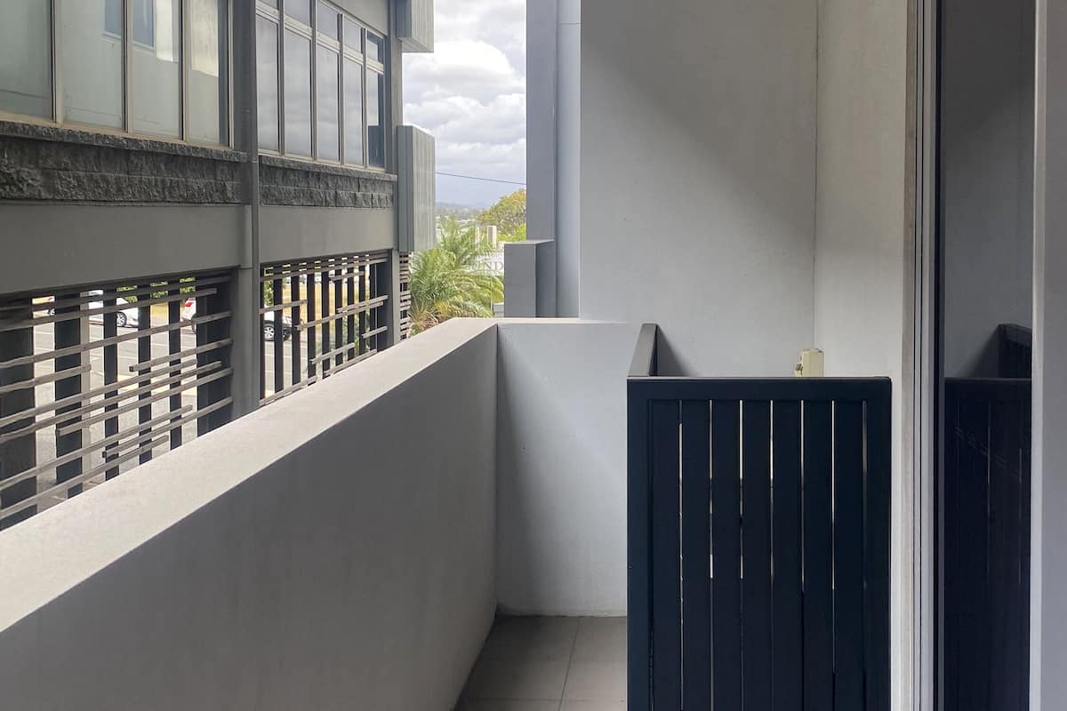 Two Bedroom Apartment "Limited View" #16 | Biancheria da letto di alta qualità, una scrivania, insonorizzazione