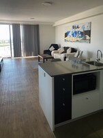 Two Bedroom Apartment #47 | 高档床上用品、办公桌、隔音、熨斗/熨衣板
