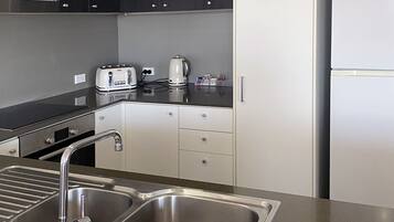 Ropa de cama de alta calidad, escritorio y sistema de insonorización