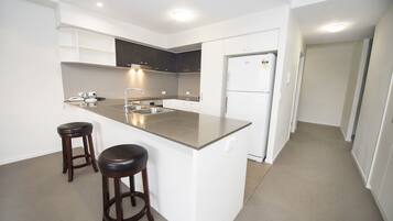 Appartement | Privékeuken | Een koelkast, een microgolfoven, een kookplaat, een vaatwasser