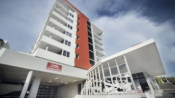 Vista frontal de la propiedad