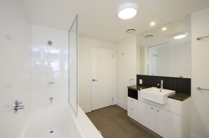 Apartment, 2 Bedrooms, Marina View | Bathroom | Combined shower/bathtub, free toiletries, hair dryer, towels - Curtis Central Apartments (Gladstone)