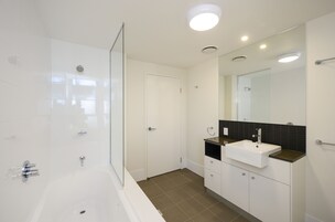 Apartment, 2 Bedrooms, Marina View | Bathroom | Combined shower/tub, free toiletries, hair dryer, towels