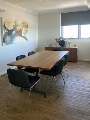 Two Bedroom Apartment #47 | Ropa de cama de alta calidad, escritorio, sistema de insonorización