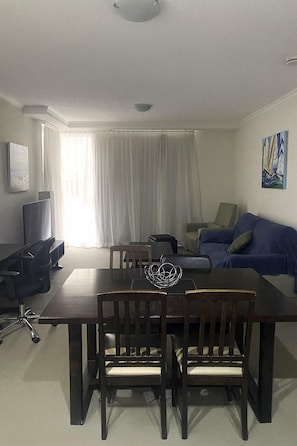 Two Bedroom Apartment "Limited View" #16 | Ropa de cama de alta calidad, escritorio, sistema de insonorización