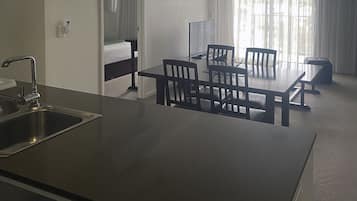 Two Bedroom Apartment #57. | Premium-sengetøj, skrivebord, lydisolering, strygejern/strygebræt