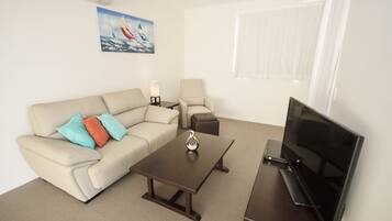 Two Bedroom Apartment - No View | Woonkamer | Een 32-inch flatscreentelevisie met kabelzenders en een televisie