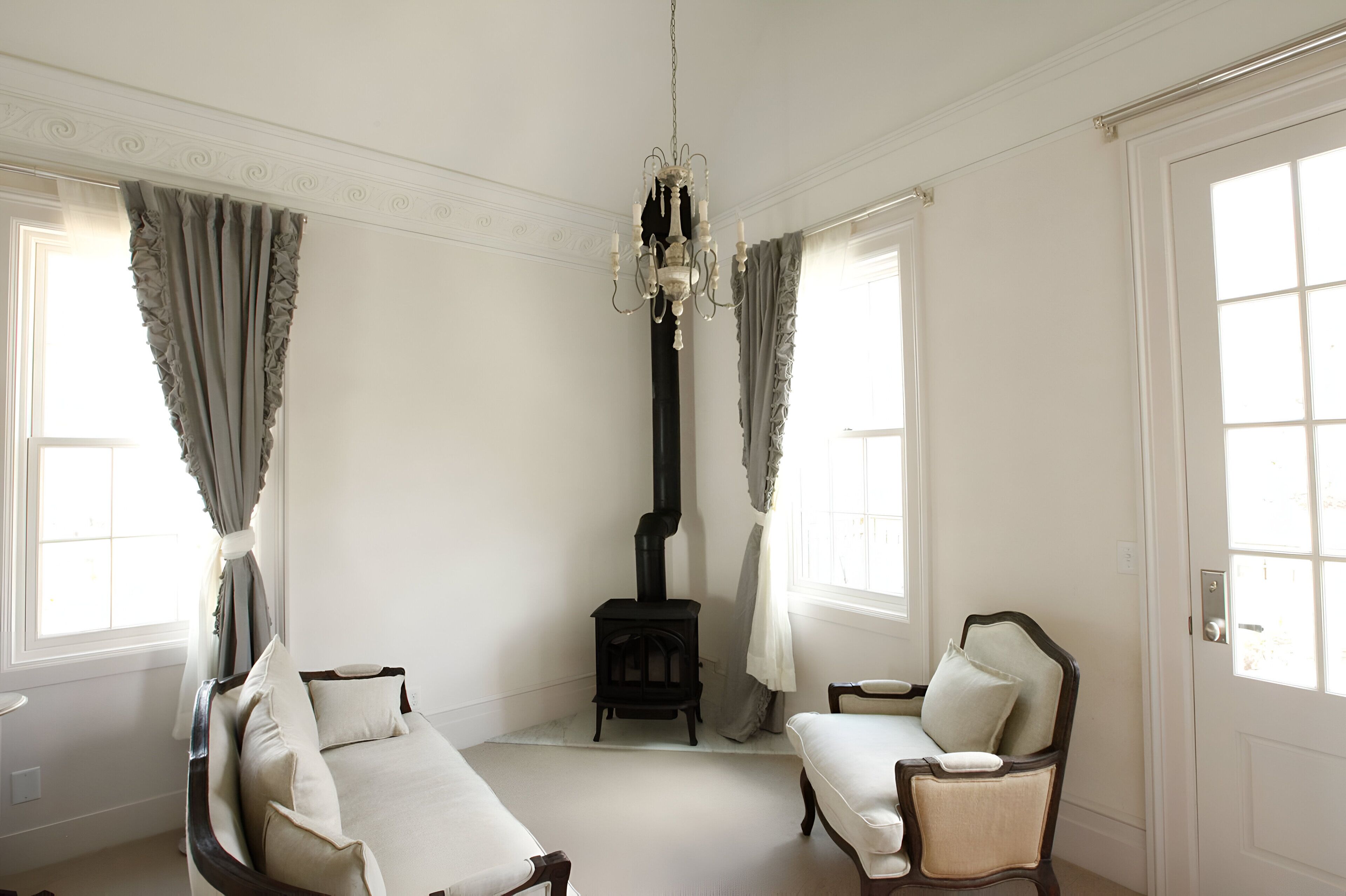 studio suite, 1 king bed | living area | flat-screen tv