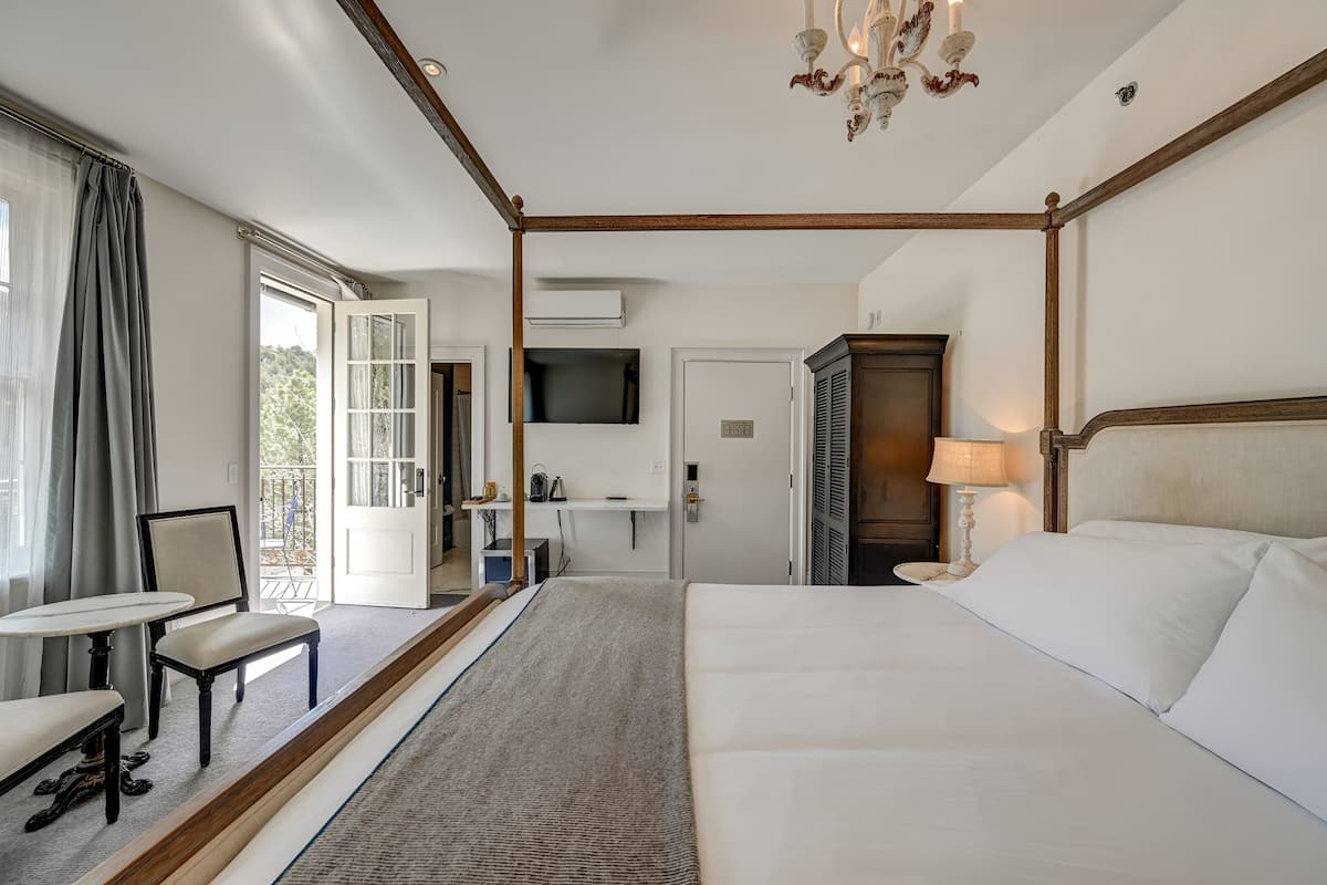 room, 1 king bed (riverfront) | premium bedding, individually decorated, individually furnished