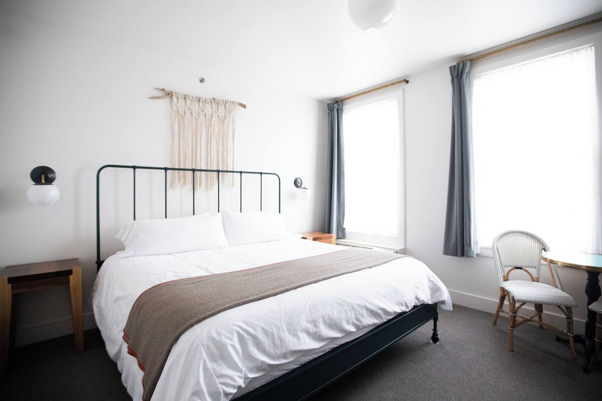 Luxe beddengoed, een laptopwerkplek, geluiddichte muren