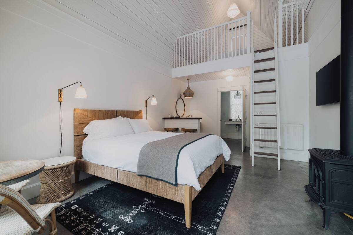 Luxe beddengoed, een laptopwerkplek, geluiddichte muren