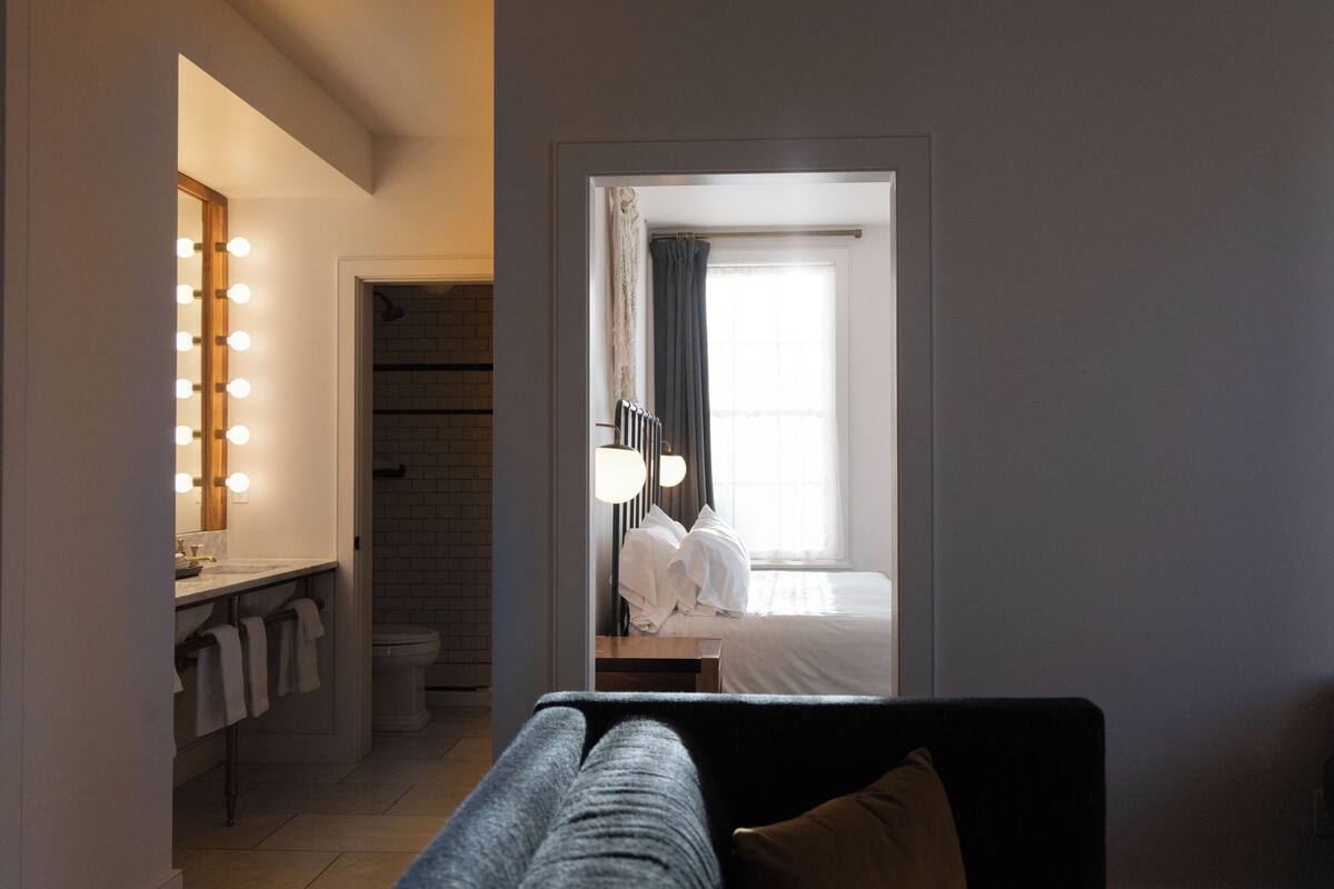 Een hotelkamer met een badkamer, een bed en uitzicht.