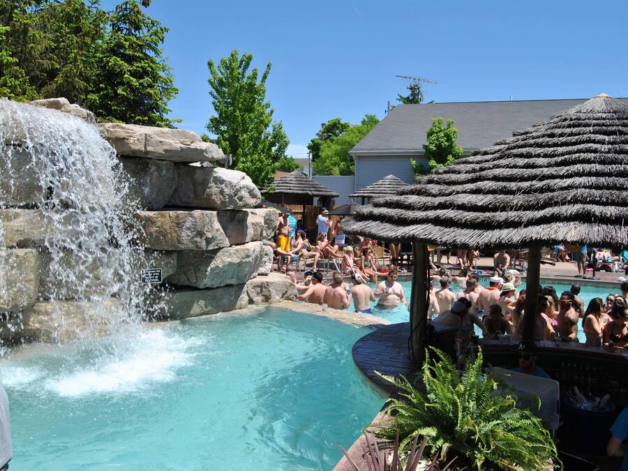 Piscina externa, funciona das 11h às 18h, barracas, espreguiçadeiras