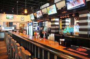 2 间酒吧/酒廊、泳池酒吧、池畔酒吧