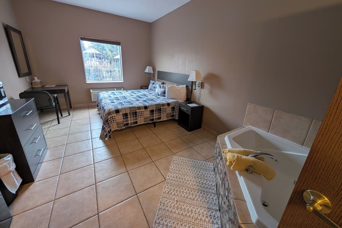 Deluxe Room, 1 King Bed, Jetted Tub