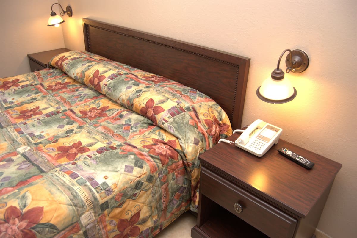 Kamar Deluks, 1 Tempat Tidur King, jet tub | Wi-Fi gratis dan seprai linen