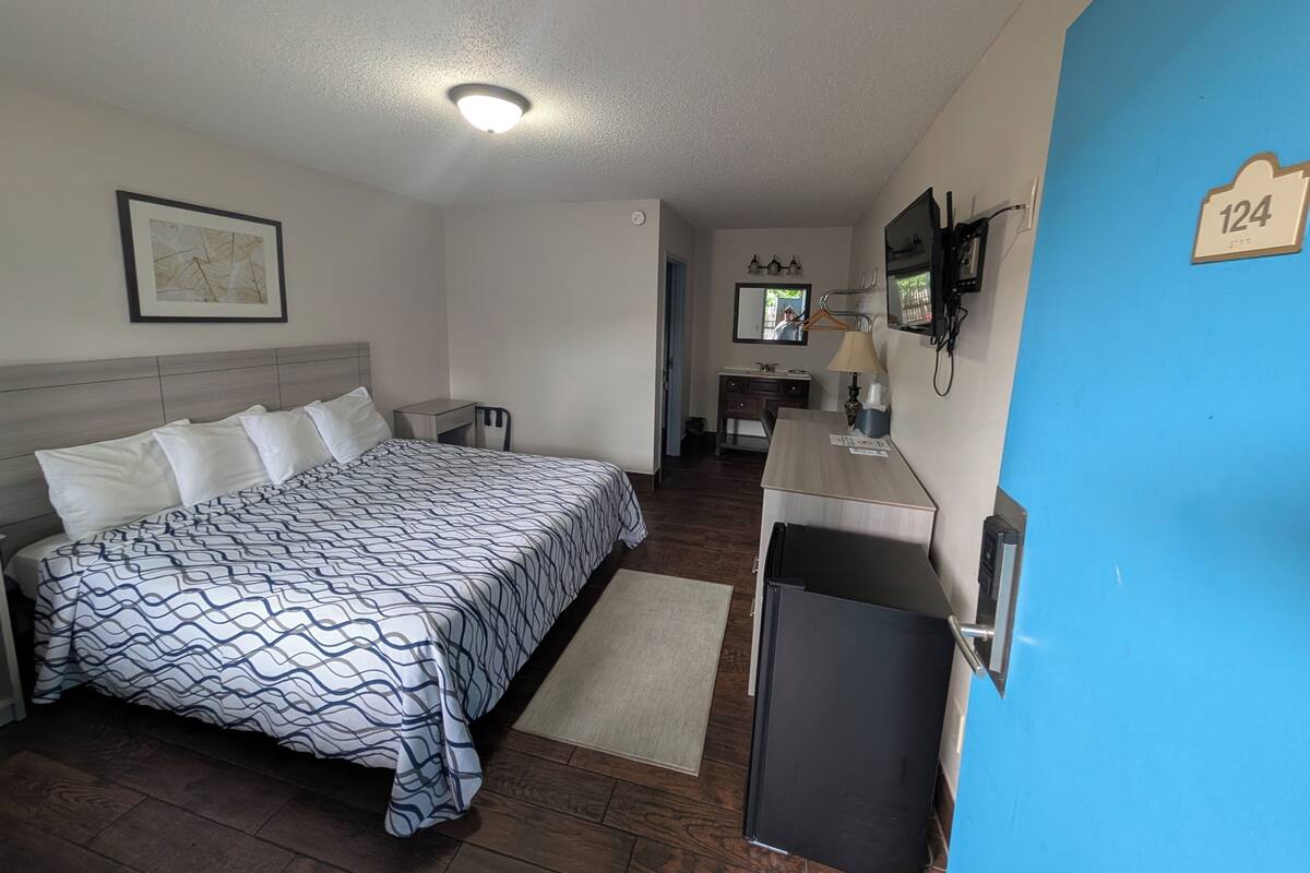 Classic Room, 1 King Bed (Exterior) | Room amenity