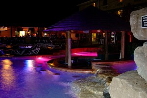 室外游泳池，11:00 至 18:00 开放，收费帐篷屋，日光浴躺椅