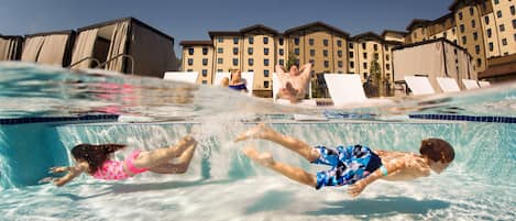 4 piscines couvertes, piscine extérieure (ouverte en saison)