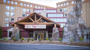 A hotel with a prominent sign reading "Great Wolf Lodge."